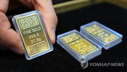 서울 종로구 한 귀금속 판매점에 진열된 골드바. [연합뉴스 자료사진]